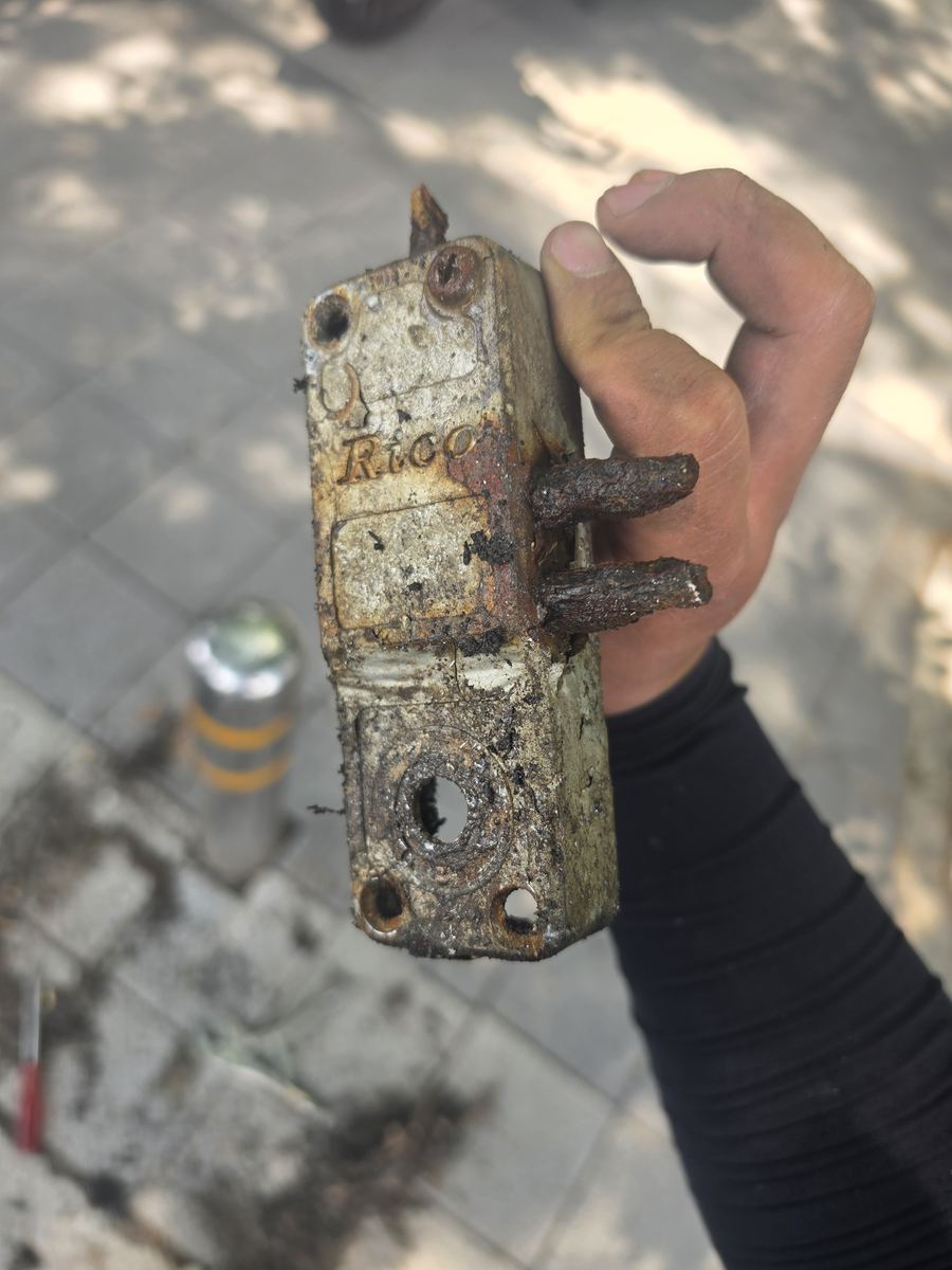 데드볼트가 녹슬어 잠긴 샷시 보조키 백바디 — 한전 점검구 개문